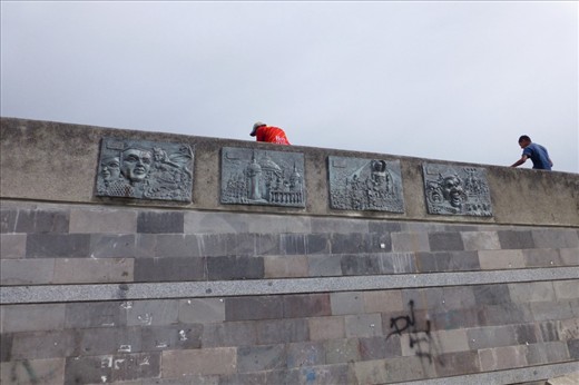 Carnaval de Blancos y Negros
Pasto's major event is held on January 5th and 6th (we missed it!). It's origins go back to the times of Spanish rule, when slaves were allowed to celebrate on January 5th and their masters showed approval by painting their faces black. On the following day, the slaves painted their faces white....(continue next picture)