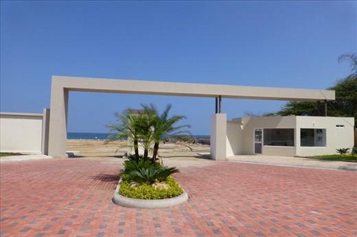 places like that - big advertisement, fancy entry gate and landscape - but nothing there yet...they haven't even started to build the big resort, apartments for sale or anything else.....
This was seen all along the coast of Ecuador...some places abandoned but the posters still there...weird ghosty feeling...