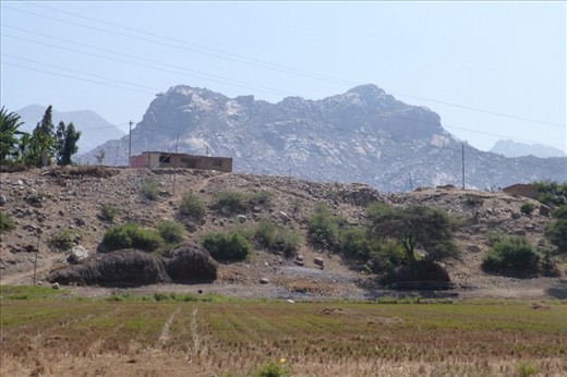 heading back into the mountains.
Looking left.