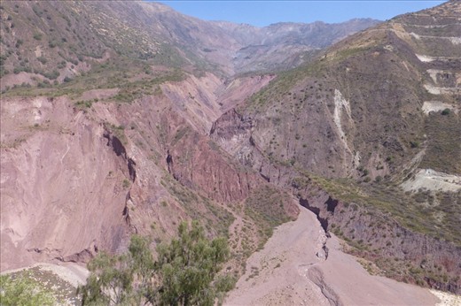 Landscape on our way to Ayacucho....it's getting dessert like and warm...