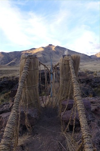 Rope bridge across the aqua calientes.