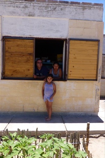 Those nice people gave us the most deliciously, cold and wet juices and each a piece of home made birthday cake - their little girl turned 9 years old today.