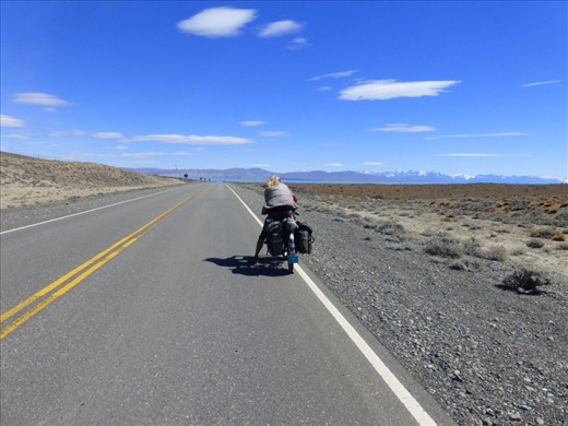 Still some mountains towards our turn off - not riding the extra 30km to Calafate.