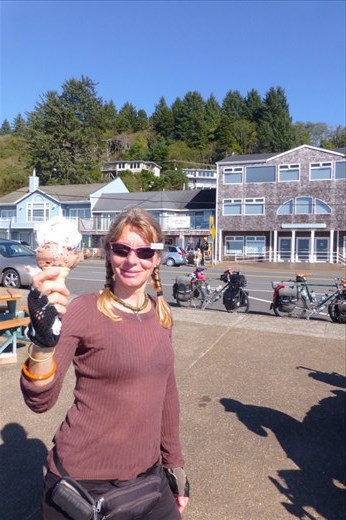 As soon as I recovered from breakfast, this ice cream shop appeared. I ordered extra special BIG and got it!