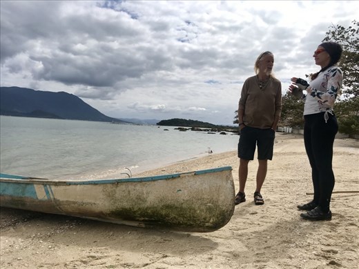  Picking up oysters at Ponta da Caieira.