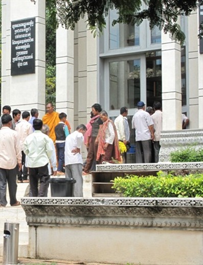 Choeung Ek Genicide Memorial, local visitors