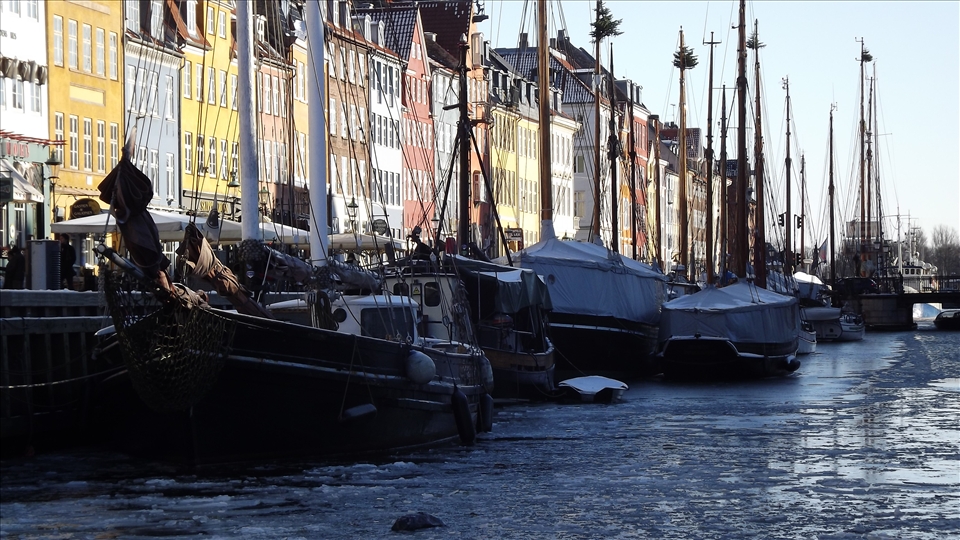 Thawing of Nyhavn canal in Copenhagen