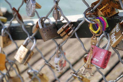 Up to a certain age I used to say I didn't want to go to Paris. I guess I wanted to be „different“ and going to a place so popular with tourists didn't fit into my „I am not like everybody else“ scheme.  And really, the common knowledge about Paris is reduced to it being that very romantic city with the Eiffel tower. 