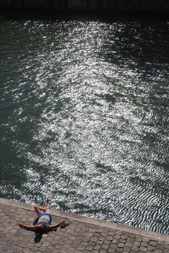 As time went by I finally started thinking about visiting the French capital. I didn't plan any trip to Paris, but got a chance to visit the city. Even though it was the end of September, the few days I spent there were surprisingly sunny, though not too warm. As I was hiding my cold hands in the pockets, the French, which turned out to be quite cold-resistant, not only passed me by in their almost tropical outfits, they even used their last chance to work on their tan. 