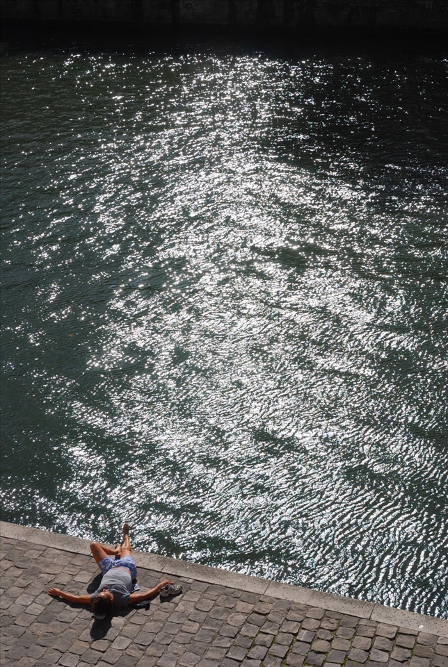 As time went by I finally started thinking about visiting the French capital. I didn't plan any trip to Paris, but got a chance to visit the city. Even though it was the end of September, the few days I spent there were surprisingly sunny, though not too warm. As I was hiding my cold hands in the pockets, the French, which turned out to be quite cold-resistant, not only passed me by in their almost tropical outfits, they even used their last chance to work on their tan. 