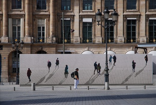 I walked around the city. Sometimes I used the map, sometimes I just followed my senses. Of course, just as any metropolis Paris has different faces. It's magnificent, it's gorgeous, it's romantic, but it's  also the dirtiest European city I have ever seen and offers you the most disgusting images right in the middle of the day just as you are changing metro lines.  Living here can feel so lonely. People pass you by, running fast, being late, not caring. 