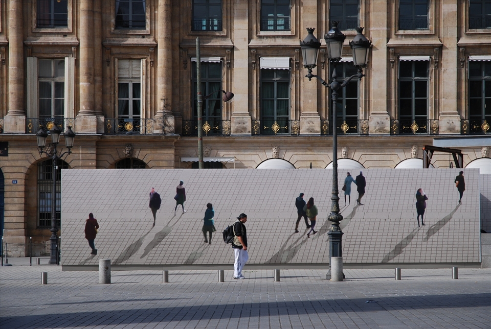 I walked around the city. Sometimes I used the map, sometimes I just followed my senses. Of course, just as any metropolis Paris has different faces. It's magnificent, it's gorgeous, it's romantic, but it's  also the dirtiest European city I have ever seen and offers you the most disgusting images right in the middle of the day just as you are changing metro lines.  Living here can feel so lonely. People pass you by, running fast, being late, not caring. 