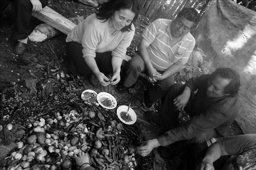 A big family eating the typical meal call 