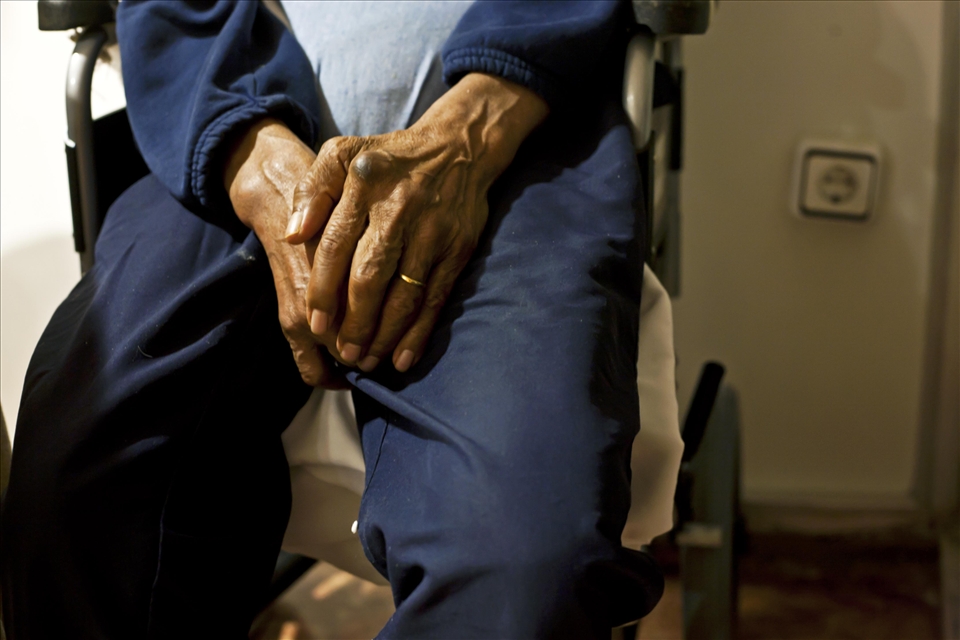 Since I was a child, I have always been fascinated with the hands of my father, those big veins and that kind of deformity he has always had from training as a boxer during his youth.
