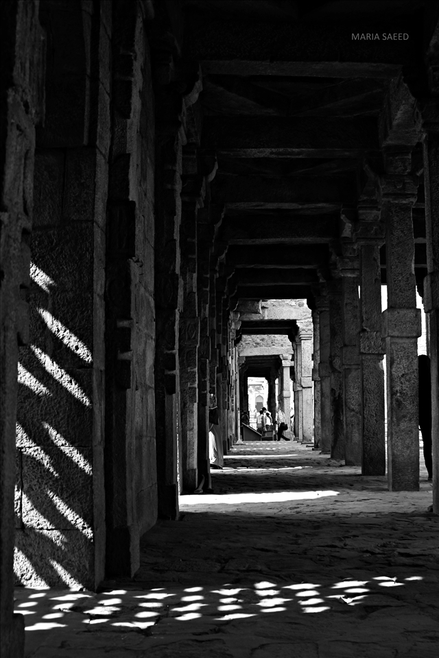 The walk through lights and darks at Qutub