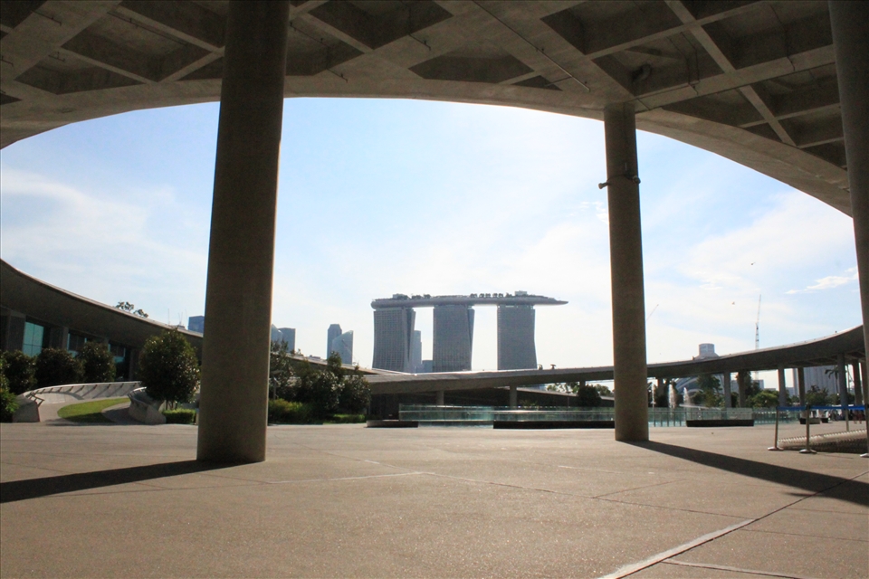 Marina Barrage, Singapore. It’s unique loop design, framing the newest skyscrapper icon of  Singapore : Marina Bay sands. 
