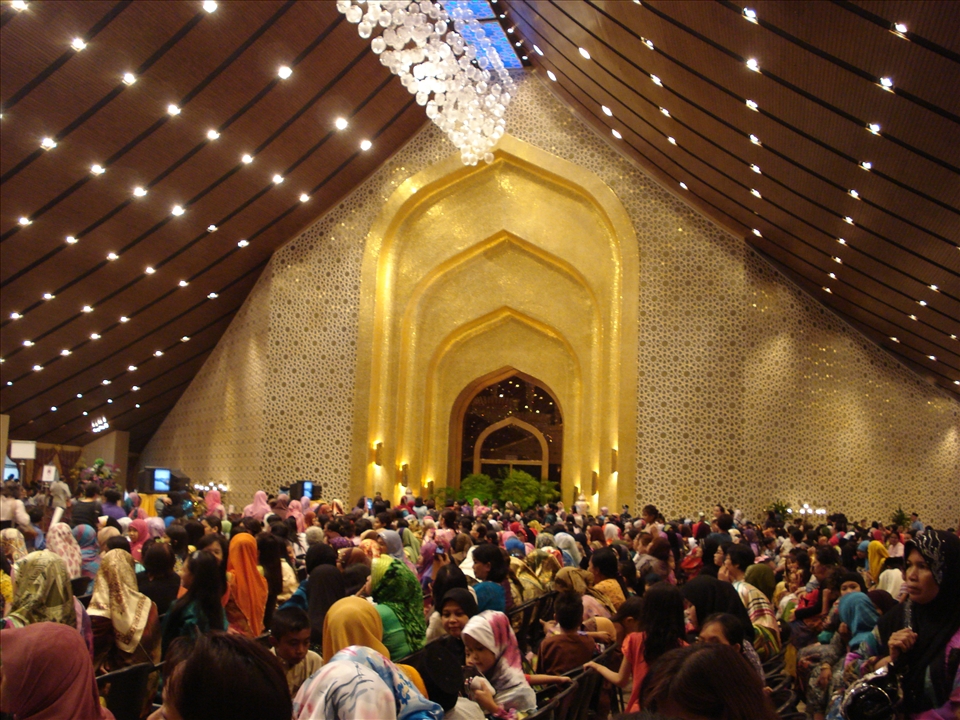 The waiting areas to meet the King and Queen are allocated separately for male and female visitors. The waiting room illuminates golden and brown colours and the sparkling chandelier on the ceiling.