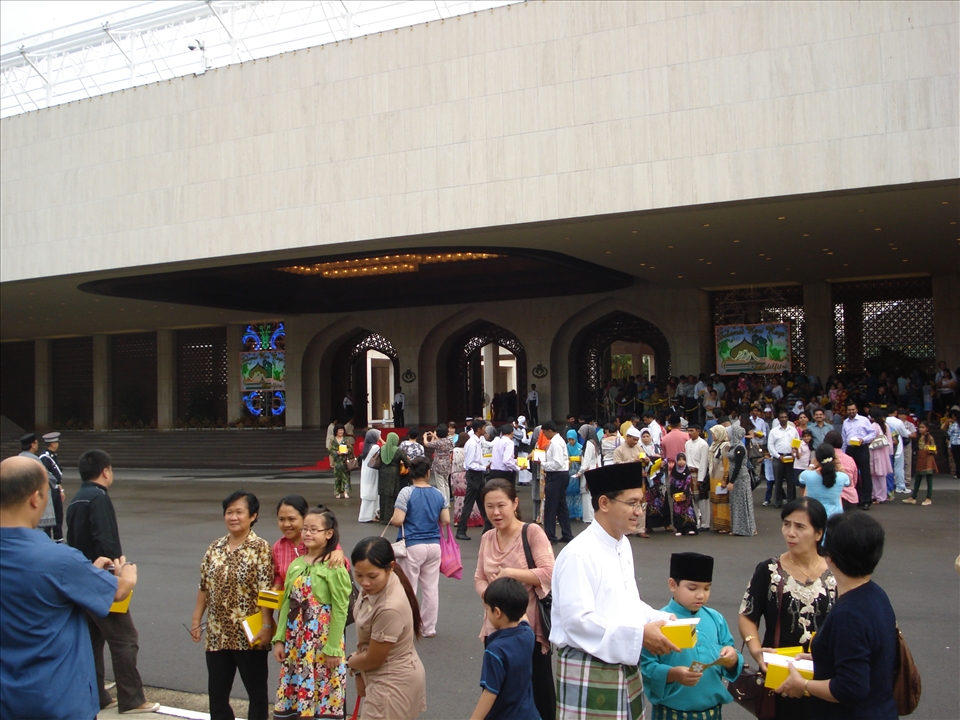 Visitors from different countries go home with big smiles on their faces and light snacks wrapped in a yellow parcel as a souvenir. Some of them also grab this opportunity to take family photos in front of Nurul Iman Palace.
