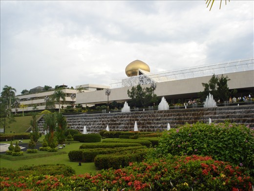 This palace is one of the largest palace in the world and it has been the residential home for the Brunei royal family since 1984. The front yard is decorated with fountains and botanical garden.