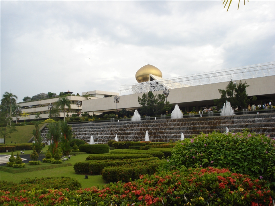 This palace is one of the largest palace in the world and it has been the residential home for the Brunei royal family since 1984. The front yard is decorated with fountains and botanical garden.