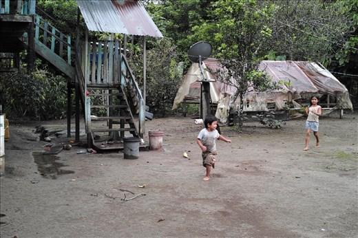 Kids playing in the San Victoriano community.