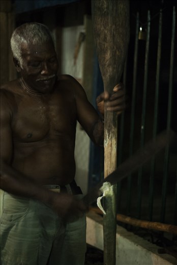 And i see him there , with more patient and serenity  but maybe i can imagine and i thought , it has to be due to his life of solitude and silence, not having highways and shopping malls.
But i only understood  after seeing his retrait some times and i asking myself why aattracs me  , and i understood its simply i stolen a few  peace , and i  began for me formally history of the fishing village.