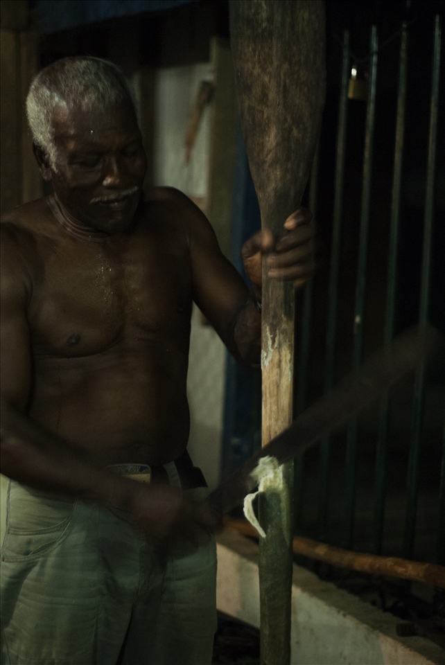 And i see him there , with more patient and serenity  but maybe i can imagine and i thought , it has to be due to his life of solitude and silence, not having highways and shopping malls.
But i only understood  after seeing his retrait some times and i asking myself why aattracs me  , and i understood its simply i stolen a few  peace , and i  began for me formally history of the fishing village.