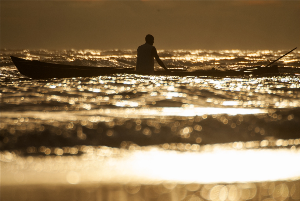 I felt, i cant descriptive , but even i tried fortunately i obtained, i capture him , i obtained to make me moment , as i wanted .

While he sailing with his canoe , he do his job , and he continuing his routine , he lived his life and while i expectating how i do , how i obtain this magic ¿ and i discovered i want i put up, pulled my old 500mm , so and after several attempts to ran with my backpack , and cumbersome tripod in hand, after this I manage to capture it as I wanted, as I imagined aligning the sun, and my  landscape through the lens.