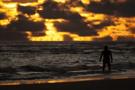 And when I thought I would not know what happened, but I saw him go into the sea, and walked a little in the waves and just contemplate the horizon, perhaps it was not normal for perhaps day also felt the magic and I wanted to breathe, maybe not want to miss the deep red sunset that colored the sea, and I forgot what was to come, a path of unknown back and middle of the night, perhaps forgot everything and then fired, but remembered I was so happy.

And this is the result of one year of photography autodidact career 