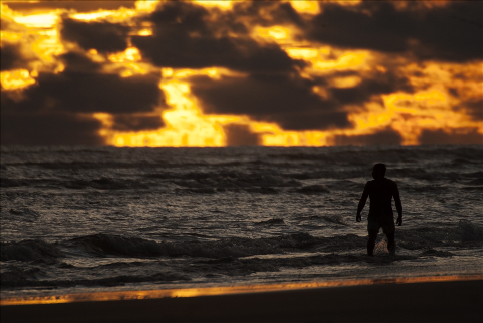 And when I thought I would not know what happened, but I saw him go into the sea, and walked a little in the waves and just contemplate the horizon, perhaps it was not normal for perhaps day also felt the magic and I wanted to breathe, maybe not want to miss the deep red sunset that colored the sea, and I forgot what was to come, a path of unknown back and middle of the night, perhaps forgot everything and then fired, but remembered I was so happy.

And this is the result of one year of photography autodidact career 