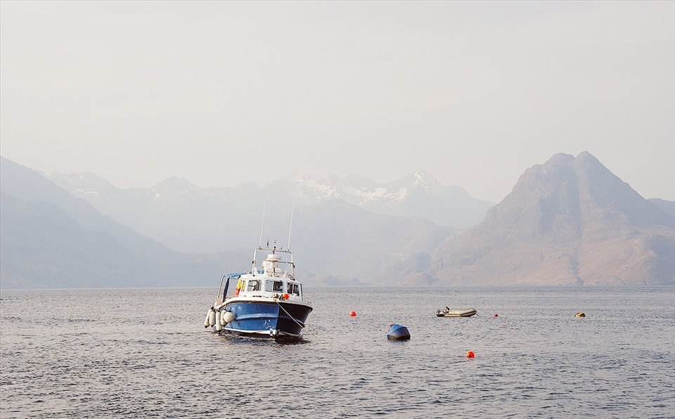 Life is slow, Life is one moment between past anf future, the sea and mountain...Somwhere in Scotland we can feel incredible alone but not lonely...withthe beauty of surrounding  landscapes.