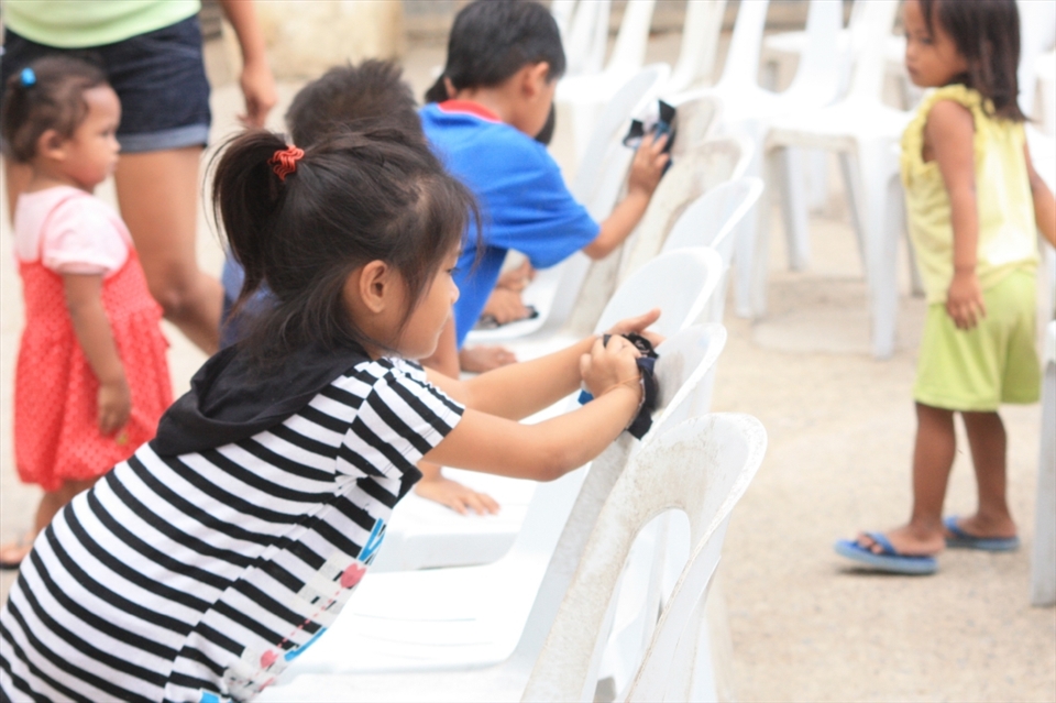 These kids help prepare the venue for the feeding program.