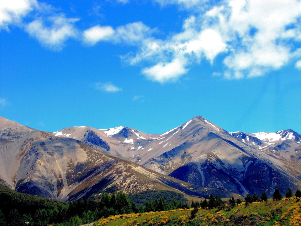 En-route to Hokitika on the West Coast, passing through breath taking mountain ranges on Arthurs Pass which still boasts some ice capped mountain tips in the midst of summer.