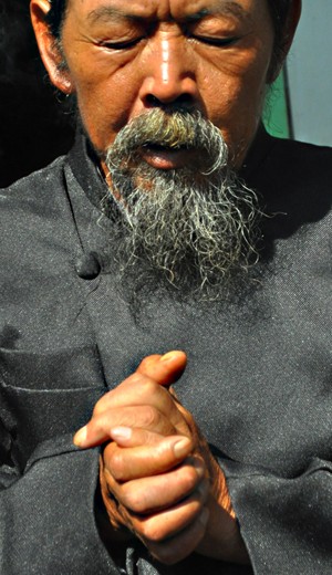 The process begins with the reading of a prayer ruwatan home elder by prominent Indigenous Peoples Dieng Kulon, Mbah Naryono. Then proceed with the Children's carnival procession towards Arjuna temple complex. The carnival includes items Gimbal Children demand that must be met before proceeding Ruwatan parents. If you are not forced to shave first with wish fulfillment, it could be a boy dreadlocks sickly even mad.