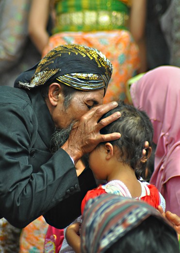Dreadlocks hair kid is a rare phenomenon. Being unique dreads with a mystical origins. Combined with Ruwatan a symbolic ritual. Child dreads can only be found on the Dieng Plateau and its presence into jewelry that glorifies Dieng, land of the Gods.