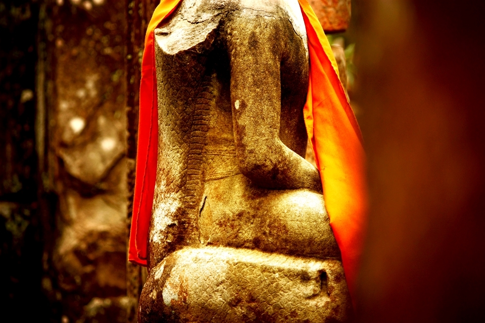 Jayavarman VII (king betwen 1181 to 1220 a. C.), left Hinduism and bacame 
to Buddhism. 
Between the XIV and XV centuries, the first budist monks arrived from Sri 
Lanka to transform the temples to the new religion. 