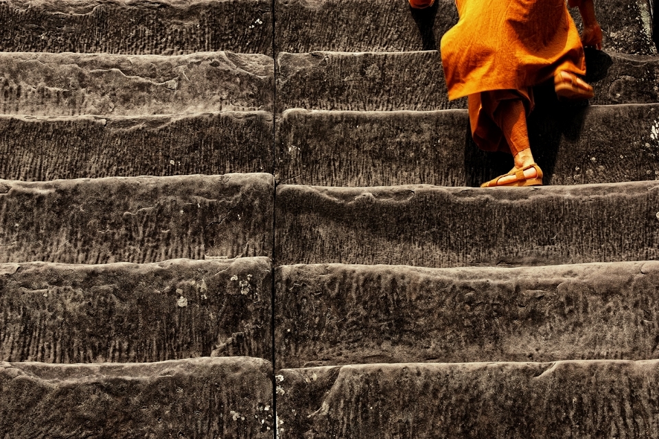 The Prasats or pyramidal towers simulate the mountain peaks, and the 
central prasat represent the Mount Meru. The track with successive increases 
through steep stairs, represents the ascent of the mount.