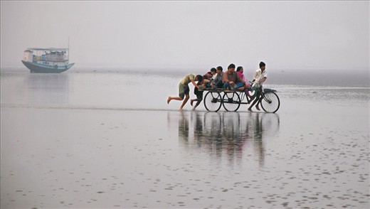 Dry river Boats are not moving , people are crossing the river bt rikhsaw