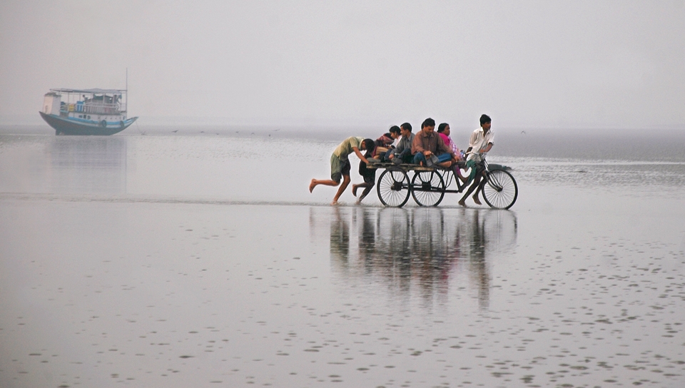 Dry river Boats are not moving , people are crossing the river bt rikhsaw