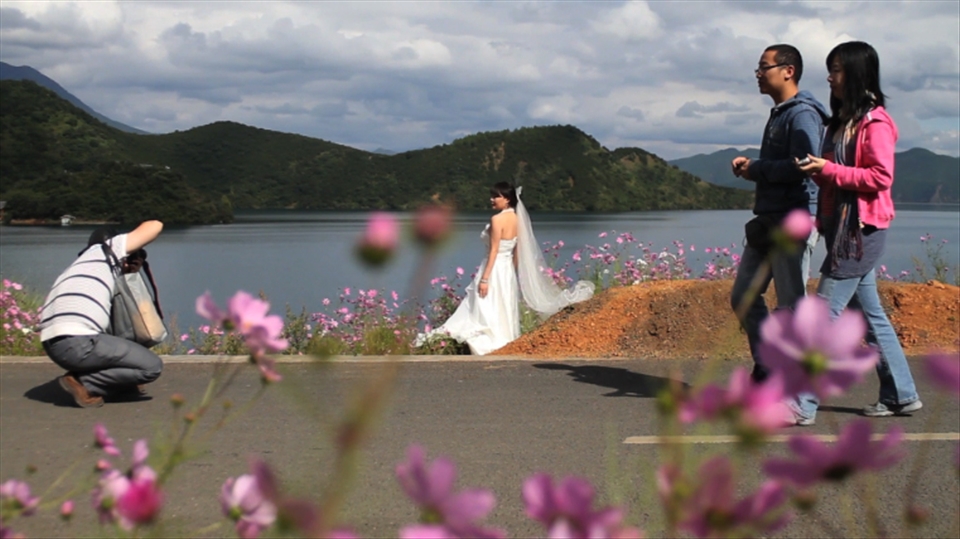 A Shanghai couple taking wedding pictures on the lakeside.