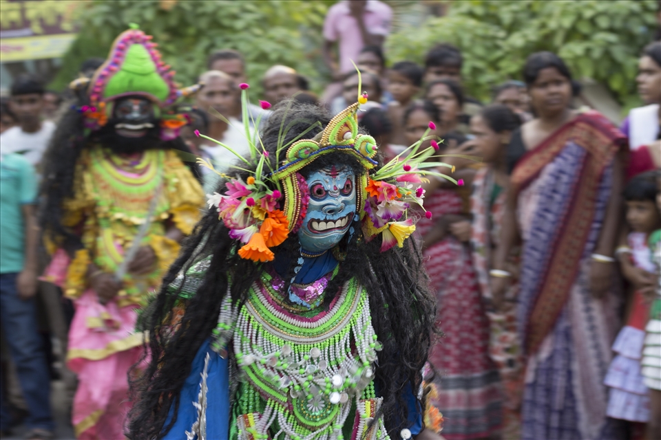 ‘Chhou Naach’ is a very famous form of dance in India. People dance & play various epics & mythological stories wearing various types of masks, ornaments & weapons in this dance. Here in a procession, a puja committee organised a ‘Chhou naach’ to entertain their viewers. That day, these dancers performed ‘Ashur Nidhan’ which shows how the goddess Durga killed evil demon ‘Mahishashur’ in heaven.