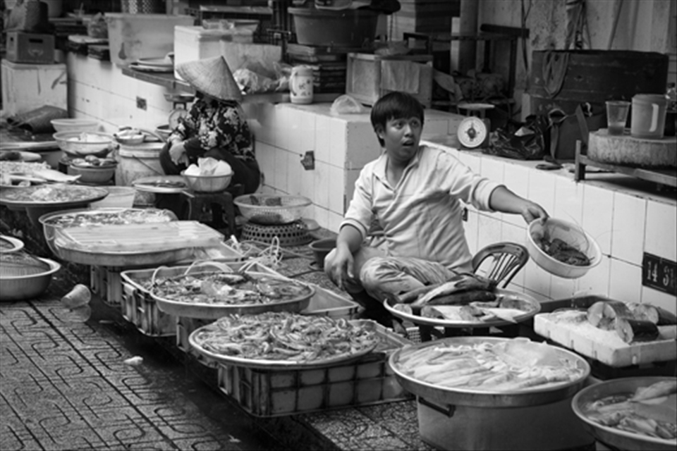 Working from the street doesn’t stop vendors from setting up elaborate stalls. Seafood sellers in the Ben Than market in Ho Chi Minh City keep water flowing over freshly caught crustaceans through a series of tubes and tubs while giving a glimpse of their quality prawns to a potential customer.