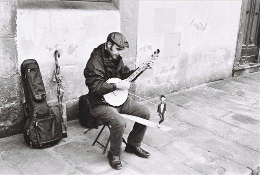 Taking advantage of the droves of tourists drawn to the site, a street performer positions himself at the edge of the square. Florence, Italy.