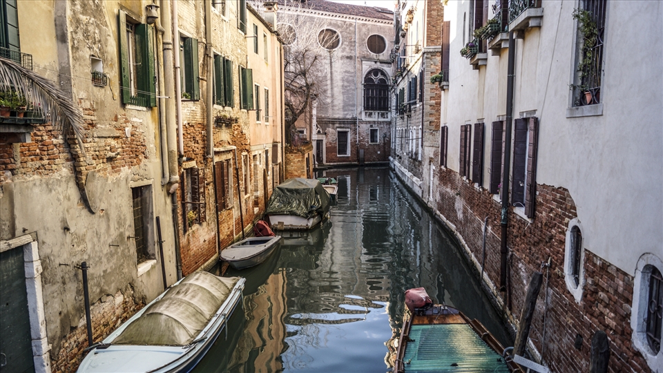 Colour leaps forth upon the canals. 