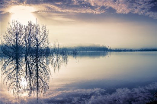 the awakening of the peaceful lake Eildon during the winter