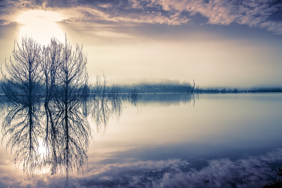 the awakening of the peaceful lake Eildon during the winter