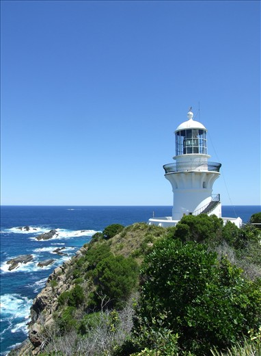 The keeper protects vessels from the danger of the rocks