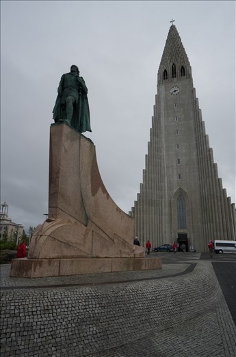 The Hallgrímskirkja Church and Leif Erikson statue 