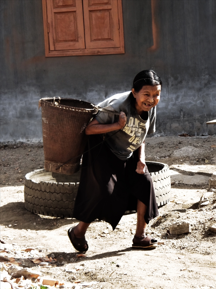 Happiness of the old when reciving gifts.