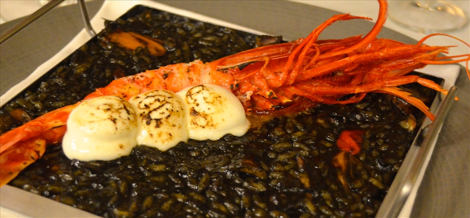 Presentation detail: the shrimp and the alioli on the top of the black rice
